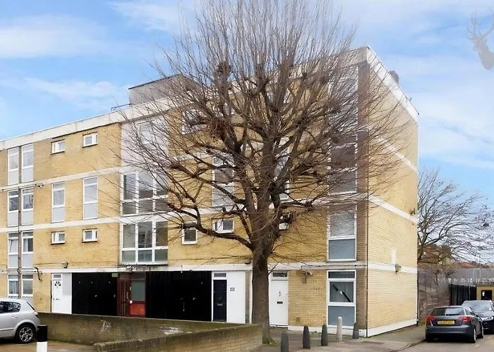 Entire 3 Bedroom Luxury Apartment In London With Private Balcony