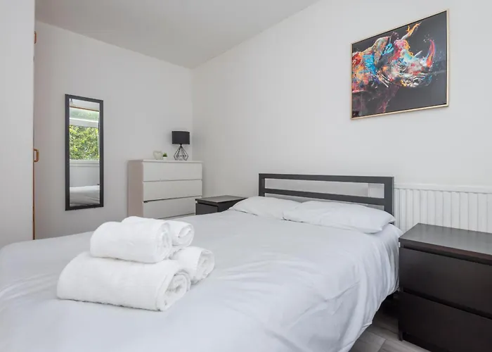 Entire 3 Bedroom Luxury Apartment In London With Private Balcony