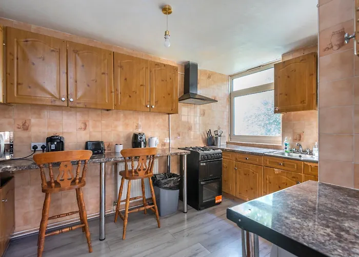Entire 3 Bedroom Luxury Apartment In London With Private Balcony